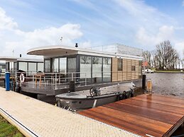 Luxury Houseboat With Roof Terrace and Stunning Views Over the Sneeker