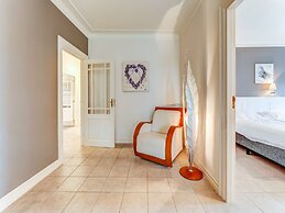 Tranquil Apartment in Sint Maartensbrug