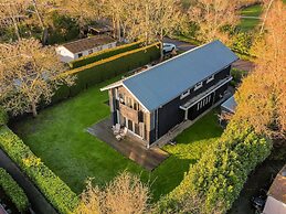 Spacious and Stylish Family Home in Grou