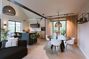 Atmospheric Luxury Sustainable Home With Spacious Garden