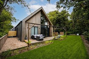 Atmospheric Luxury Sustainable Home With Spacious Garden