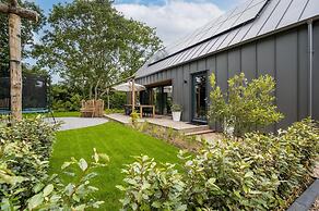 Atmospheric Luxury Sustainable Home With Spacious Garden