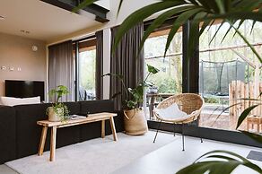 Atmospheric Luxury Sustainable Home With Spacious Garden