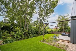 Atmospheric Luxury Sustainable Home With Spacious Garden