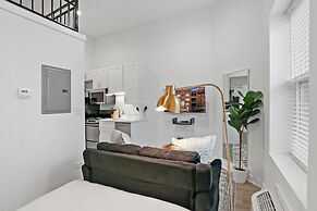 Elite Studio Apt near Shops in Uptown