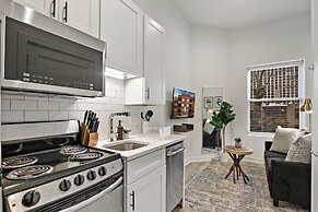 Elite Studio Apt near Shops in Uptown
