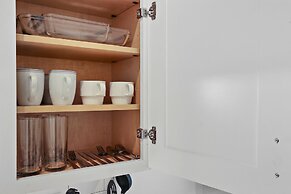 Elite Studio Apt near Shops in Uptown