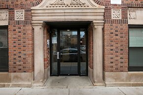 Elite Studio Apt near Shops in Uptown