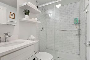 Elite Studio Apt near Shops in Uptown