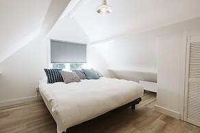 Modern Holiday Home With Spacious Garden and Terrace Suitable for 5 Pe