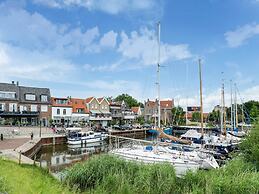 Idyllic Holiday Home in Ooltgensplaat on the Water