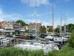 Idyllic Holiday Home in Ooltgensplaat on the Water