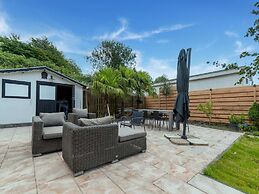 Idyllic Holiday Home in Ooltgensplaat on the Water