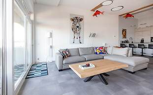 Spacious Luxury Apartment With Beautiful Views of the Harbor and the N