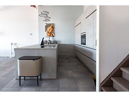 Spacious Luxury Apartment With Beautiful Views of the Harbor and the N