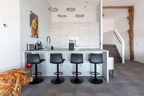 Spacious Luxury Apartment With Beautiful Views of the Harbor and the N