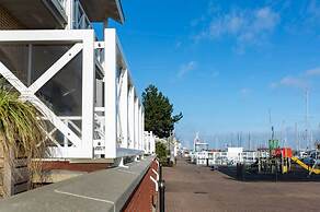 Spacious Luxury Apartment With Beautiful Views of the Harbor and the N