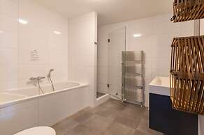 Spacious Luxury Apartment With Beautiful Views of the Harbor and the N