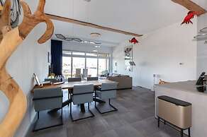 Spacious Luxury Apartment With Beautiful Views of the Harbor and the N