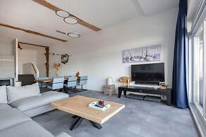 Spacious Luxury Apartment With Beautiful Views of the Harbor and the N