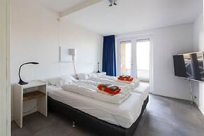Spacious Luxury Apartment With Beautiful Views of the Harbor and the N