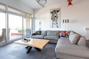Spacious Luxury Apartment With Beautiful Views of the Harbor and the N