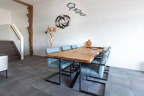 Spacious Luxury Apartment With Beautiful Views of the Harbor and the N