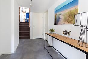 Spacious Luxury Apartment With Beautiful Views of the Harbor and the N