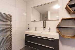 Spacious Luxury Apartment With Beautiful Views of the Harbor and the N