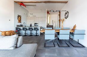 Spacious Luxury Apartment With Beautiful Views of the Harbor and the N