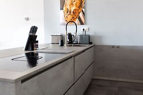 Spacious Luxury Apartment With Beautiful Views of the Harbor and the N