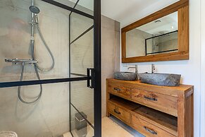 Forest Cabin With Pets