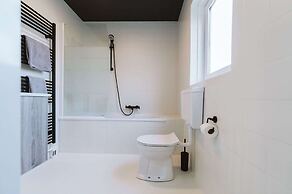 Holiday Home With Spacious Private Garden Within Walking Distance of t