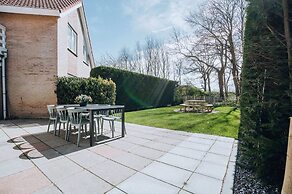 Holiday Home With Spacious Private Garden Within Walking Distance of t