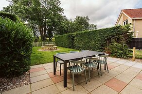 Holiday Home With Spacious Private Garden Within Walking Distance of t