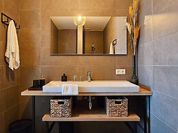 Luxury Villa With Veranda Screen Sups and Canoe