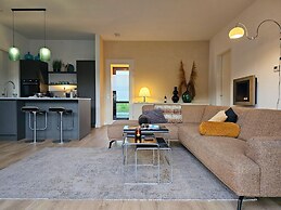 Luxury Villa With Veranda Screen Sups and Canoe