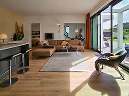 Luxury Villa With Veranda Screen Sups and Canoe