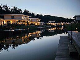 Luxury Villa With Veranda Screen Sups and Canoe