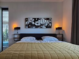 Luxury Villa With Veranda Screen Sups and Canoe