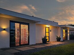 Luxury Villa With Veranda Screen Sups and Canoe