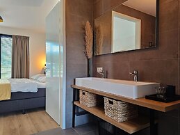 Luxury Villa With Veranda Screen Sups and Canoe