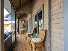 Romantic Chalet Near Wilhelminadorp