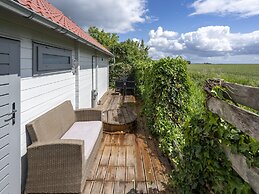 Romantic Chalet Near Wilhelminadorp