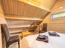 Romantic Chalet Near Wilhelminadorp
