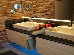 Exclusive Villa With Boat Terrace