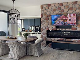 Exclusive Villa With Boat Terrace