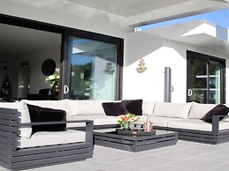 Exclusive Villa With Boat Terrace