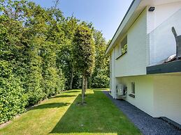 Majestic Holiday Home in Kamperland With Garden