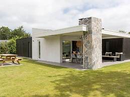 Magnificent Holiday Home on Lake Veere